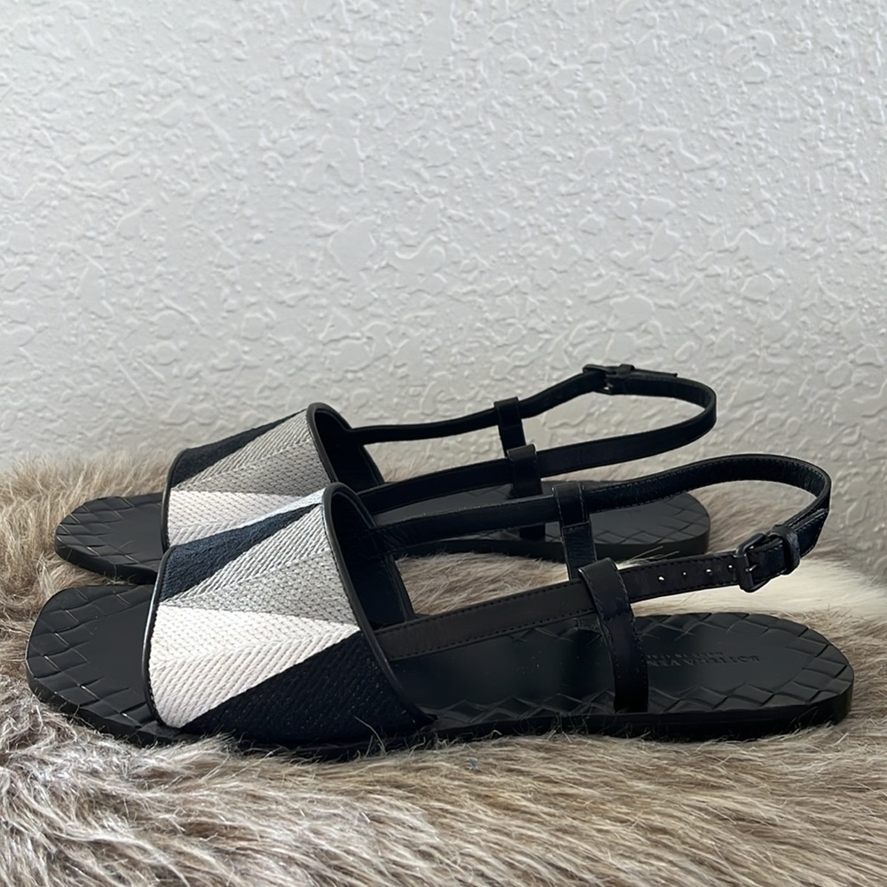 Flat Bottega Veneta Sandals - Picture 2 of 14